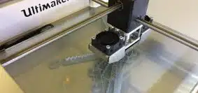 Vue sur une imprimante 3d pro en plein travail